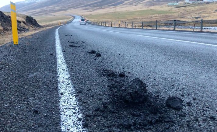 Svona köggla mátti sjá víða á þjóðvegi 1 á Norðurlandi vestra í dag.