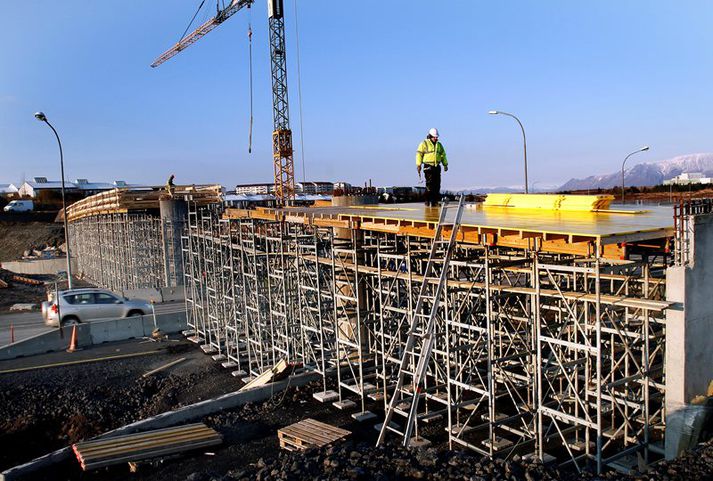 Dagur segir að niðurstaðan sé sú að þrátt fyrir að vinna við steypu á brúnni hafi ekki verið eins og ætlast var til þá sé mannvirkið fullkomlega öruggt. 