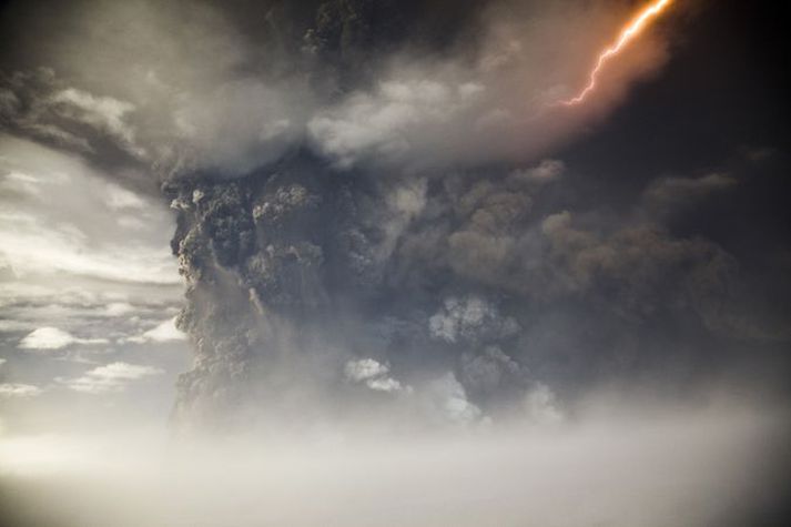 Á hverri sekúndu koma um 100 tonn af gosefnum upp úr gosstöðvunum í Grímsvötnum. Til samanburðar þá komu um tíu til tuttugu þúsund tonn á sekúndu þegar gosið stóð sem hæst á sunnudaginn. Mynd/Visir.is