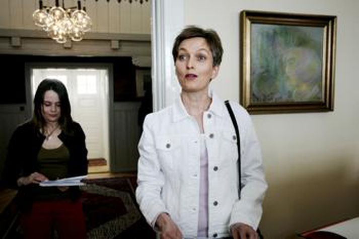 Áslaug Jónsdóttir þakkar fyrir sig. Í bakgrunni er Katrín Jakobsdóttir, formaður dómnefndar.