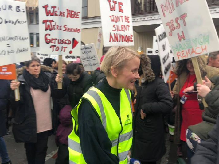 Eflingarfólk gekk frá Iðnó yfir í Ráðhús Reykjavíkur klukkan 14. Fyrir göngunni fór formaður Eflingar, Sólveig Anna Jónsdóttir.