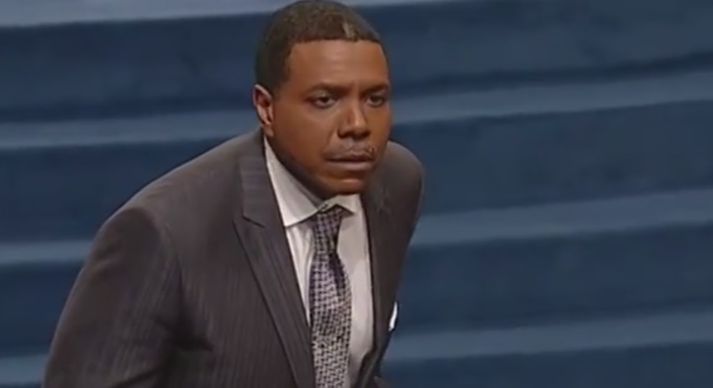 Creflo Dollar messar hér yfir söfnuði sínum.