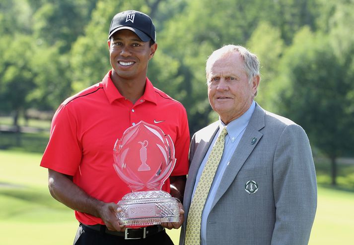 Tiger Woods með Jack Nicklaus eftir sigurinn á Memorial mótinu 2012.