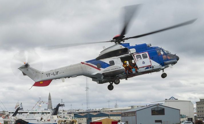 Þyrlan lenti á Reykjavíkurflugvelli klukkan 17.45 eftir tvær leitir.