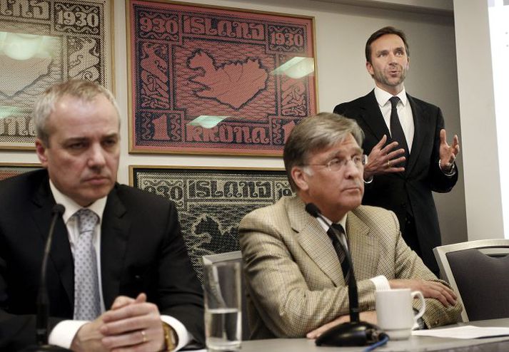 Þorsteinn Pálsson situr hér við hlið Gunnars Karls þegar nýir fjárfestar tóku við MP Banka í apríl. 