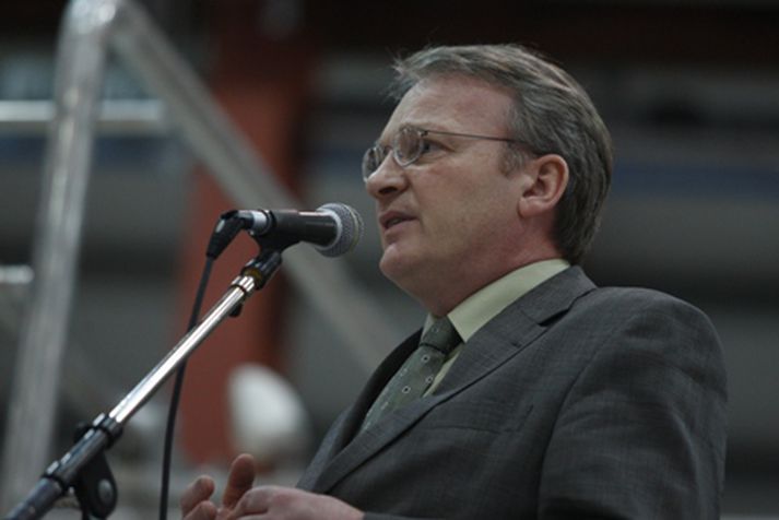 Lúðvík Geirsson bæjarstjóri fær undirskriftirnar væntanlega afhentar á morgun.
