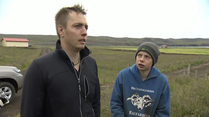 Feðgarnir í Sveinungsvík, Árni Gunnarsson bóndi og Heimir Sigurpáll Árnason, 13 ára.