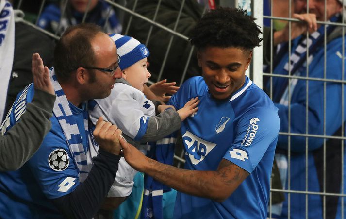 Reiss Nelson fagnar með stuðningsmanni Hoffenheim.