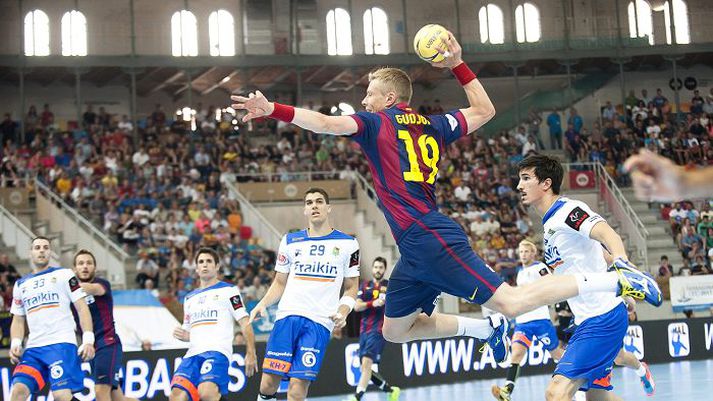 Guðjón Valur Sigurðsson skorar hér eitt af átta mörkum sínum gegn Granollers í spænska Ofurbikarnum.