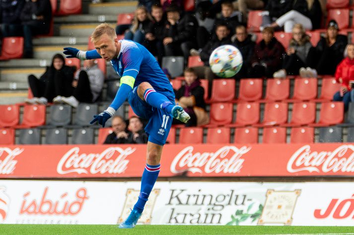 Jón Dagur Þorsteinsson kemur Íslandi í 2-0 með frábæru marki.