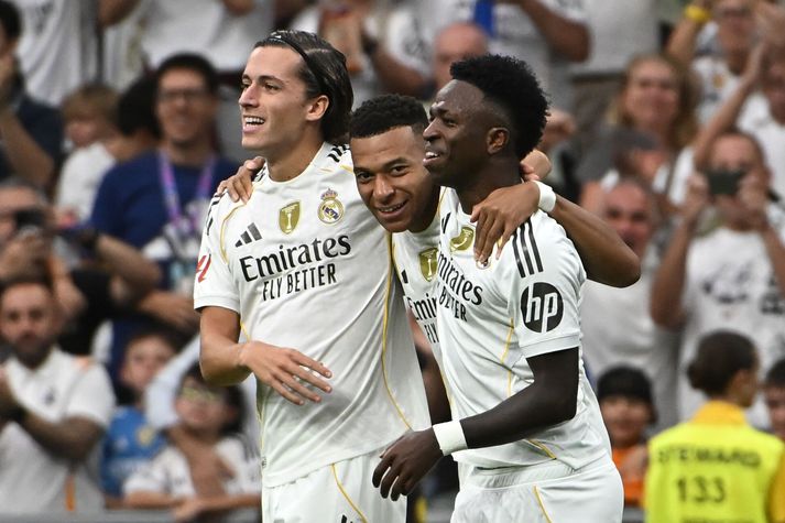 LaLiga - Real Madrid vs RCD Espanyol epa12393186 Real Madrid's Kylian Mbappe (C) celebrates with teammates Alvaro Carreras (L) and Vinicius Jr after scoring the 2-0 goal during the Spanish LaLiga soccer match between Real Madrid and RCD Espanyol, in Madrid, Spain, 20 September 2025.  EPA/FERNANDO VILLAR