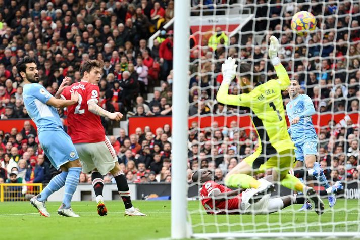 Manchester United v Manchester City - Premier League MANCHESTER, ENGLAND - NOVEMBER 06: Eric Bailly of Manchester United scores an own goal during the Premier League match between Manchester United and Manchester City at Old Trafford on November 06, 2021 in Manchester, England. (Photo by Michael Regan/Getty Images)