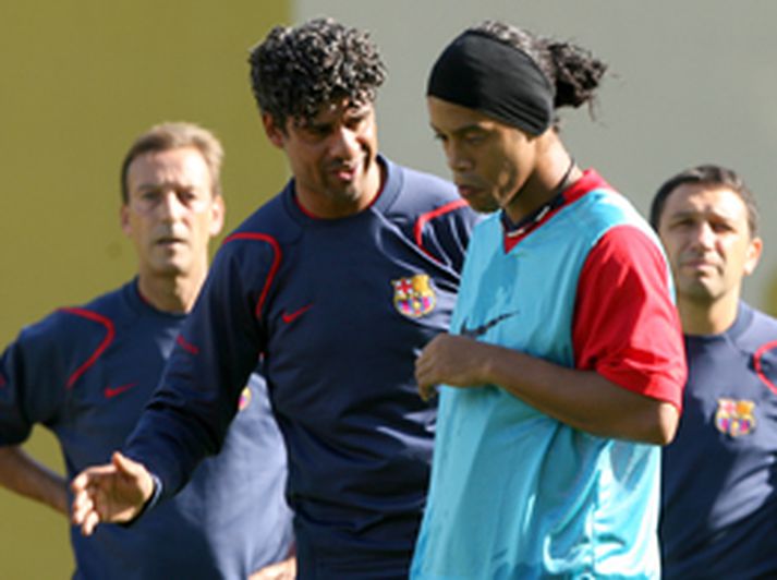 Frank Rijkaard og Ronaldinho eru mestu mátar og styður hollenski þjálfarann stjörnuleikmann sinn fram í rauðan dauðann.