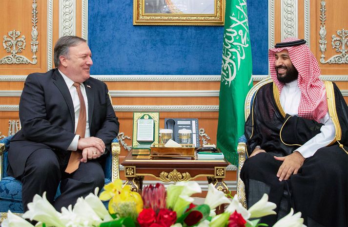 Pompeo, utanríkisráðherra Bandaríkjanna, (t.v.) með Mohammed bin Salman, krónprins Sádi-Arabíu. Vísbendingar eru um að mennirnir sem Tyrkir segja að hafi drepið Khashoggi tengist krónprinsinum.