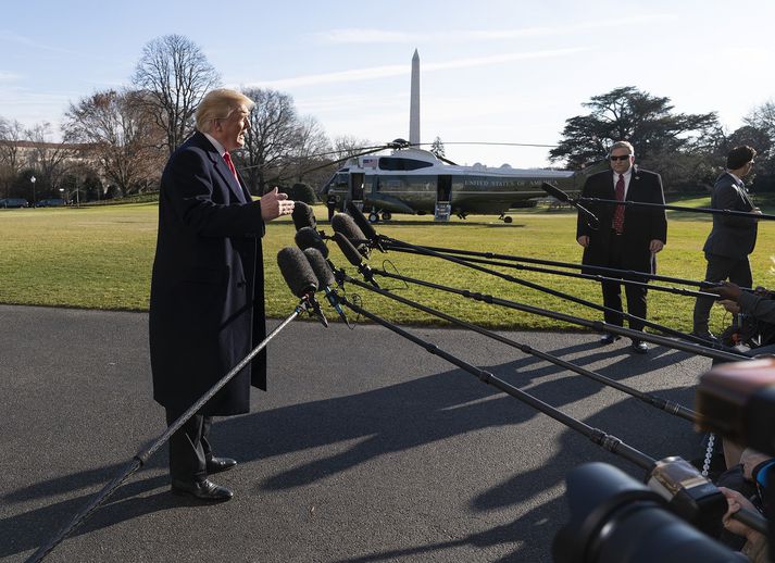 Trump er sagður trúa því að deilan um múrinn hjálpi sér að treysta stuðnings baklands síns. Á meðan fá hundruð þúsunda opinberra starfsmanna ekki greidd laun.