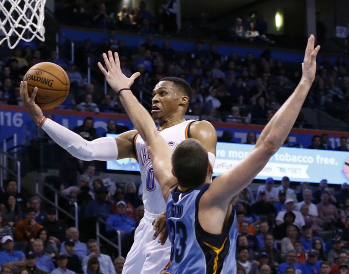 Westbrook fer framhjá Marc Gasol í leiknum í nótt.