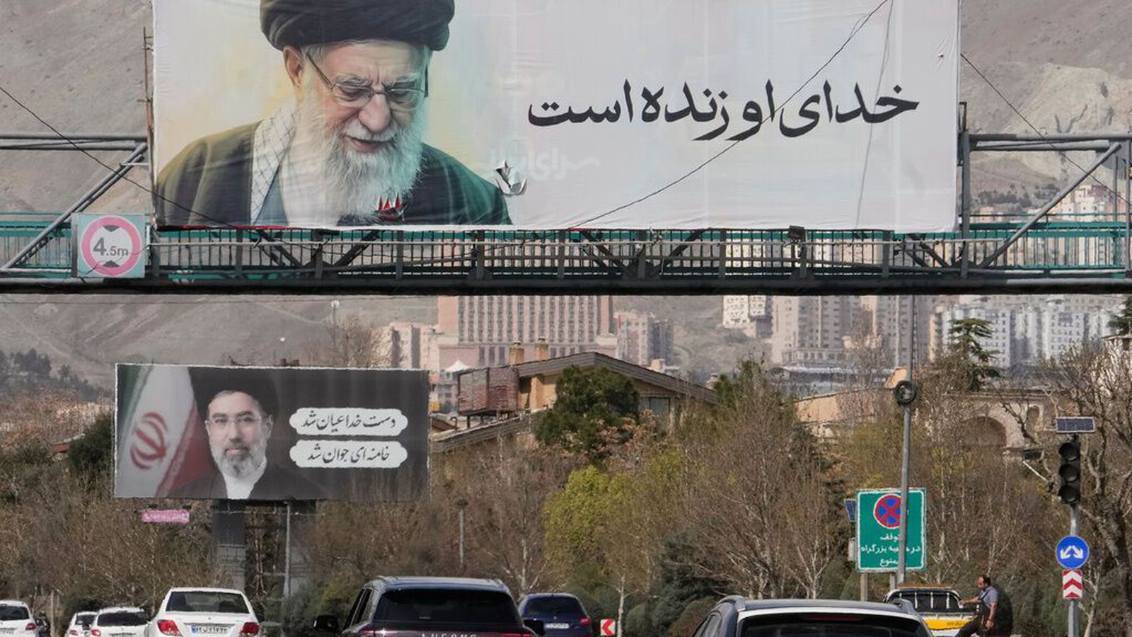 Íranir segja engar við­ræður í gangi þvert á yfir­lýsingar Trumps