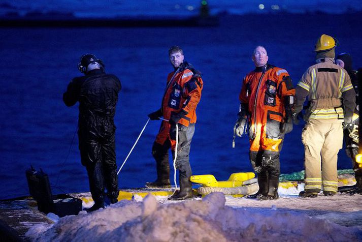 Fjölmennt lið lögreglu, björgunarsveita og kafara meðal annars var á slysstað. Í fyrstu var ekki vitað hvort fleiri hefðu verið í bílnum.