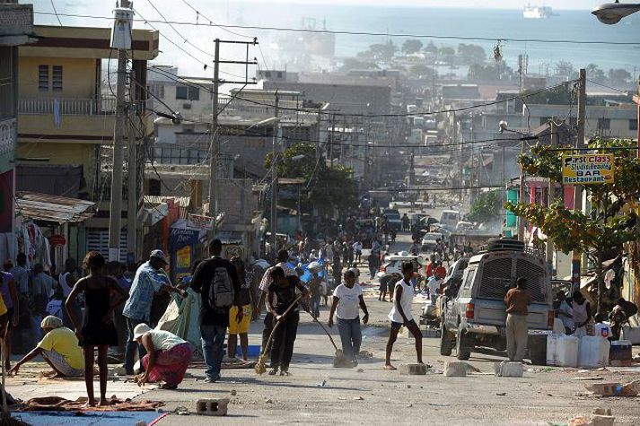 Búa til svefnaðstöðu Íbúar í Port-au-Prince þrífa götu til að koma sér upp svefnaðstöðu.nordicphotos/AFP