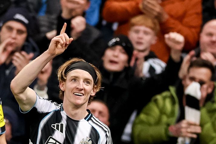 Anthony Gordon fagnar marki sínu fyrir Newcastle í kvöld.