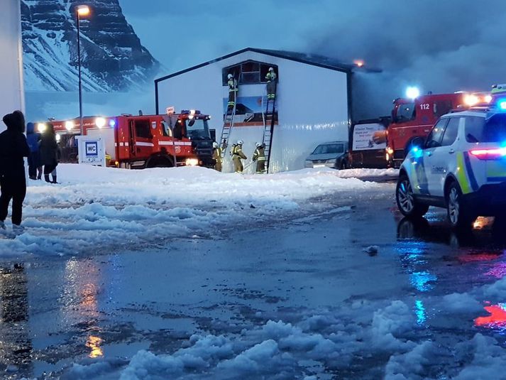 Slökkviliðið glímir við eldinn. Eins og sjá má á myndinni leggur mikinn reyk frá verkstæðinu.