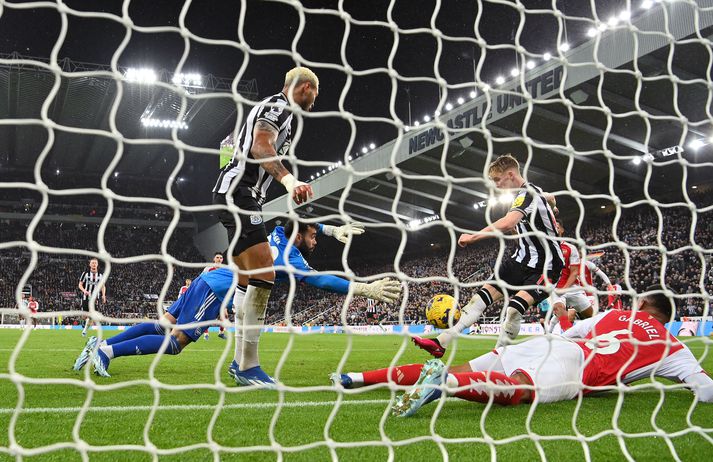 Anthony Gordon skorar sigurmark Newcastle United gegn Arsenal. Það var umdeilt í meira lagi.
