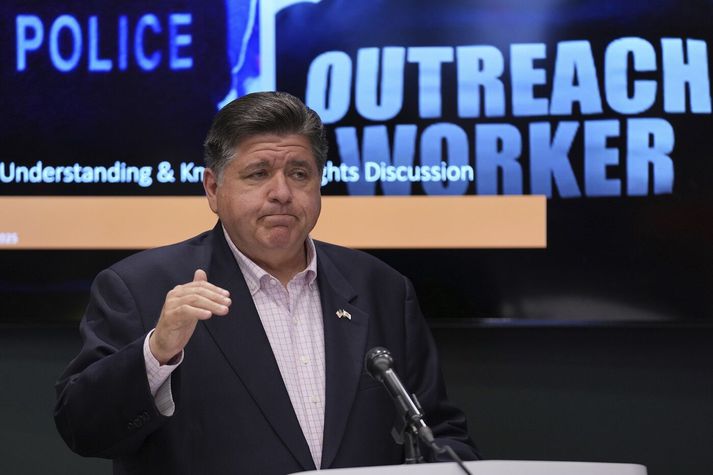 JB Pritzker, ríkisstjóri Illinois, á fundi með hagsmunasamtökum íbúa sem berjast gegn glæpum í Chicago í gær.