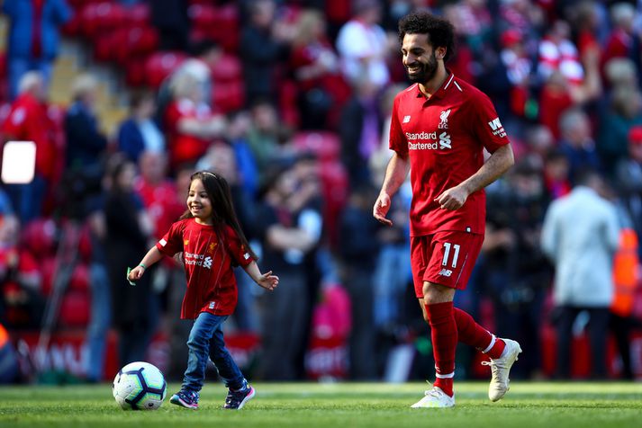 Mohamed Salah með dóttur sinni Mökku á Anfield í gær.