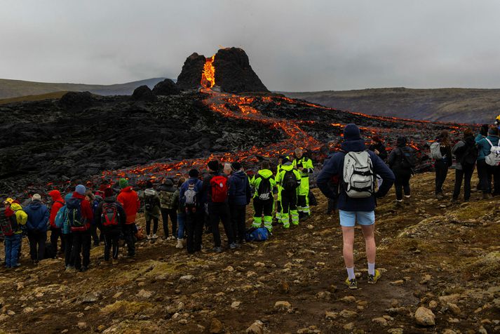 Fjölmargir hafa lagt leið sína á gosstöðvarnar undanfarnar vikur. Nýjasta sprungan er um 420 metra norðaustur af upphaflega gígnum sem sjá má á myndinni. Á þeim stað hafa margir virt gosið fyrir sér. Þar er nú sprunga.