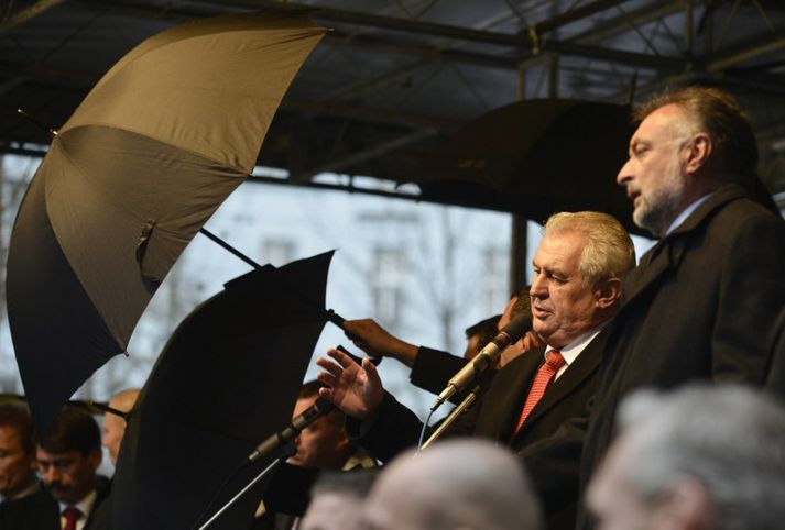 Mótmælendur veifuðu rauðum spjöldum og sumir köstuðu eggjum í átt að forsetanum Milos Zeman.