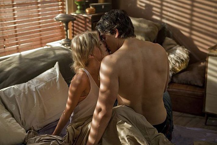 Anita Briem í heitum ástarleik með Brandon Routh.