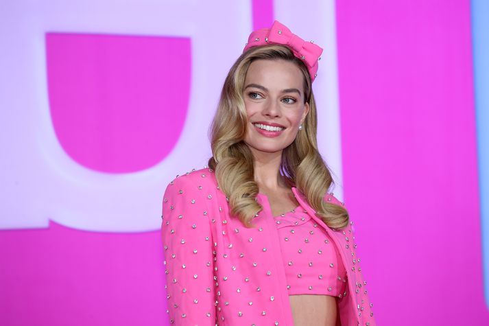 Margot Robbie var glæsileg í Moshino dragt á blaðamannafundi í Seoul í tengslum við Barbie myndina.