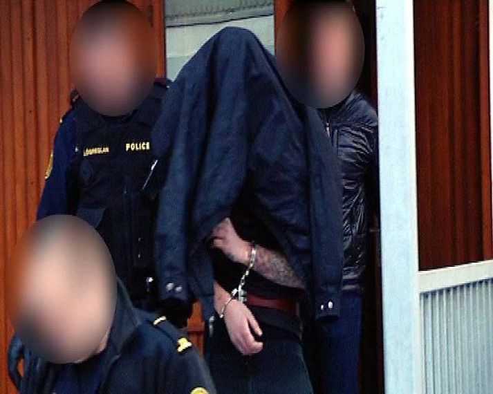 Einn byssumanna leiddur fyrir dómara.