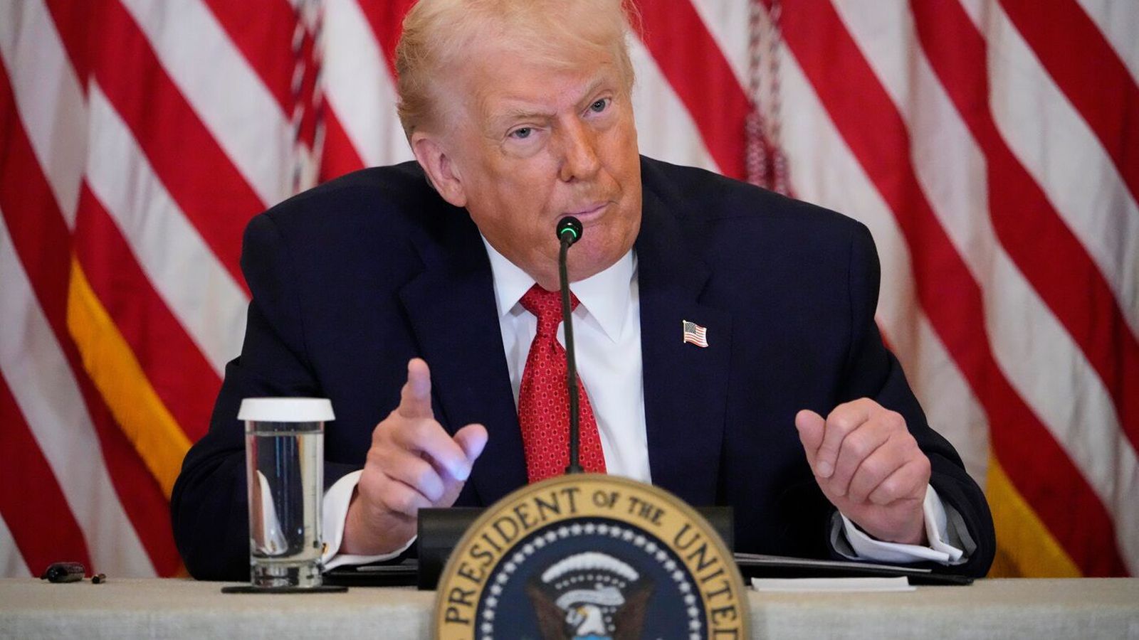 Hótar tollum á ríki sem standa með Græn­lendingum