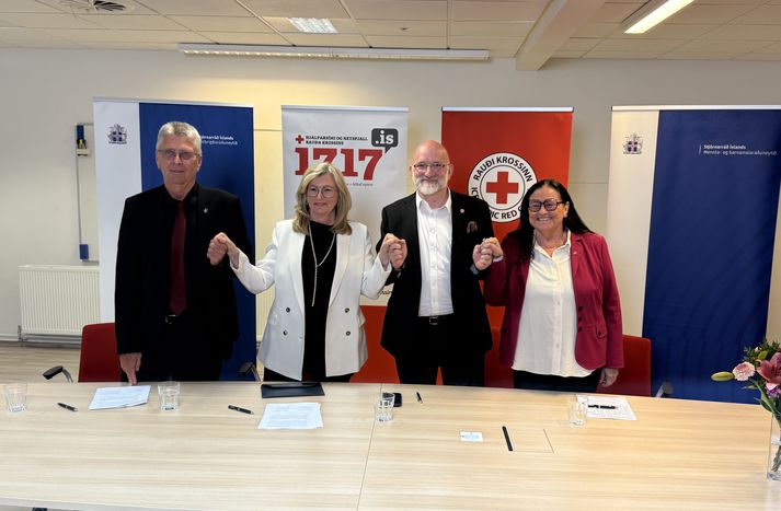Guðmundur Ingi Kristinsson, mennta- og barnamálaráðherra, Alma Möller, heilbrigðisráðherra, Gísli Rafn Ólafsson, framkvæmdastjóri Rauða Krossins og Inga Sæland, félags- og húsnæðismálaráðherra, tókust í hendur eftir undirritun í dag.