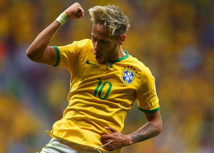 Neymar fagnar marki á móti Kamerún.