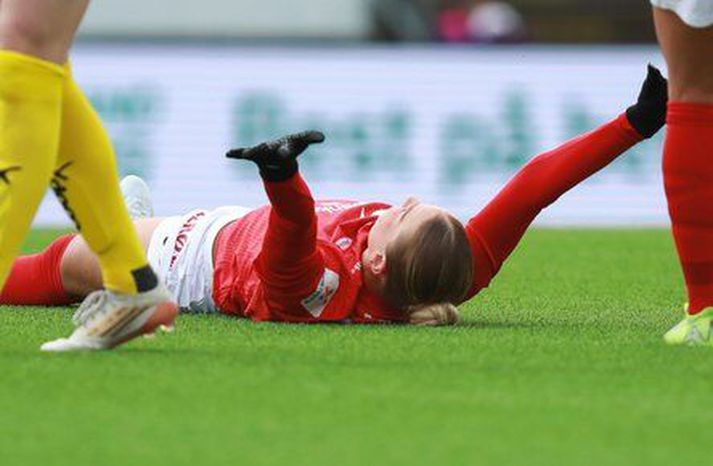 Diljá Ýr Zomers fagnar markinu sínu eftir að hafa runnið á hausinn.