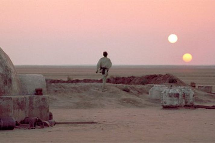 Skjáskot úr Star Wars af sólarlaginu á Tatooine.