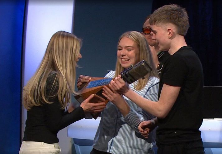 Lið Verzlunarskólans kampakátt með sigurinn.