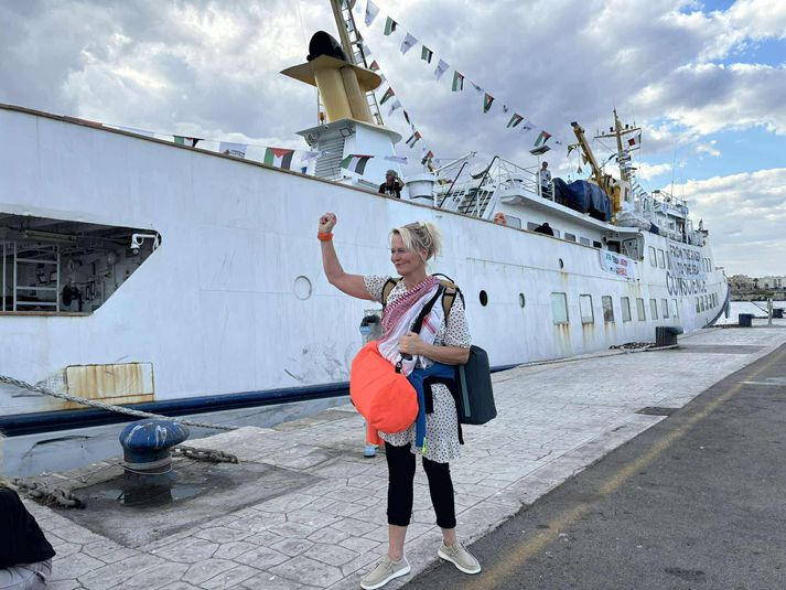 Margrét Kristín Blöndal, eða Magga Stína eins og flestir þekkja hana, segir að það hafi farið um baráttufólkið um borð i skipinu Samviskunni þegar fréttir bárust af handtökum í öðrum skipum Frelsisflotans. Þær hafi þó aðeins þau áhrif að skerpa einbeitingu og baráttuhug fólksins um borð.