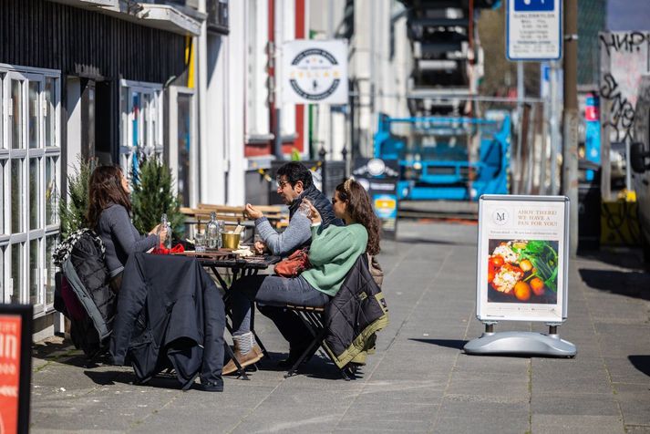 Þessir ferðamenn létu kalda loftið ekki á sig fá og fengu sér veitingar utandyra í Lækjargötunni fyrr í vikunni.