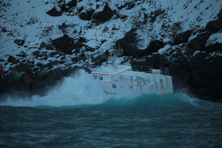 Fiskibáturinn Jónína Brynja ÍS-55 á strandstað.