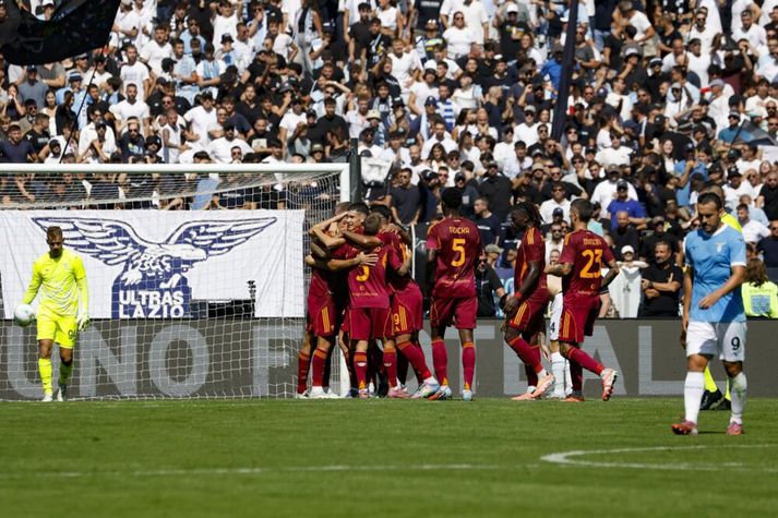 Leikmenn Roma fagna sigurmarkinu í dag