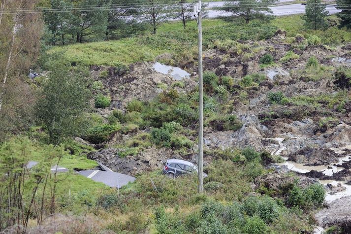 Einn af bílunum sem skemmdust. Þrír slösuðust en meiðslin eru sögð minniháttar.