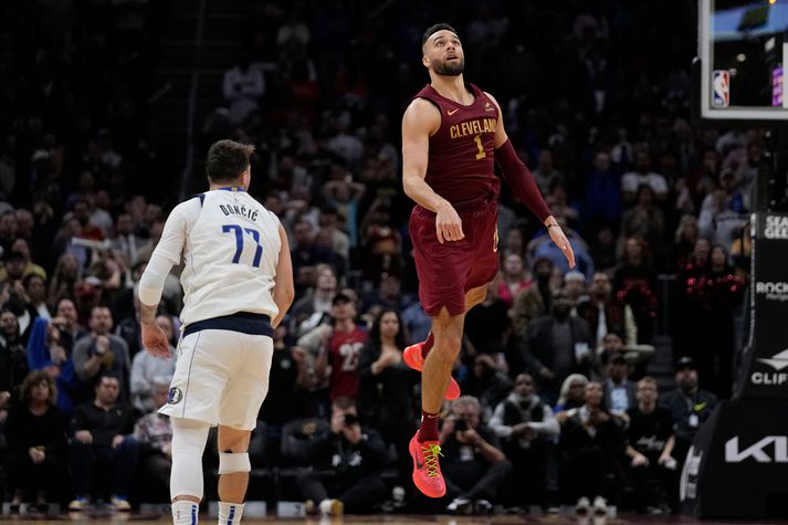 Max Strus horfir á eftir boltanum í lokaskoti leiksins en hann skoraði með skoti fyrir aftan miðju. Luka Doncic náði ekki að trufla hann mikið.