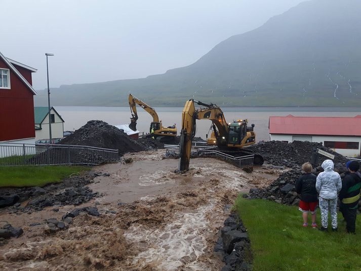 Verktakar að störfum við Hlíðarendaá.