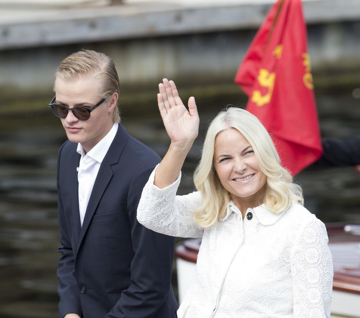 Marius Borg Høiby og mamma hans Mette-Marit krónprinsessa árið 2016.