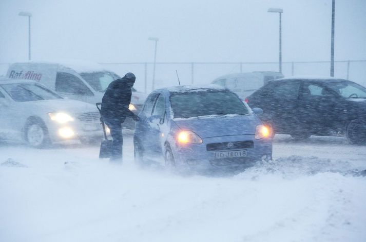 Mælst er til þess að fólk hafi varann á í dag og vari ferðamenn og aðra sem ekki fylgjast með íslenskum fréttum, við veðrinu.