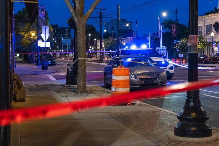 Lögreglan hefur ekki handtekið neinn eftir að fimm mánaða stúlka var skotin til bana í Chicago.