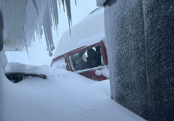 Snjóflóðið hefur kastað þessum bíl til hliðar.